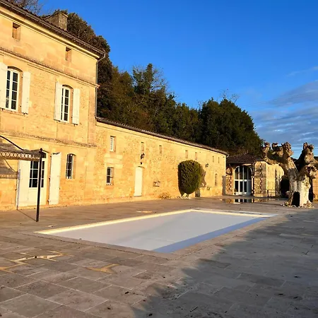 فيلة # Chateau Viticole Xvieme Avec Piscine Chauffee # 14 Personnes Bourg-sur-Gironde