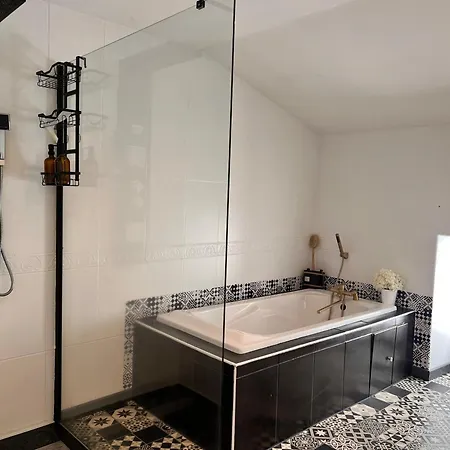 فيلة # Chateau Viticole Xvieme Avec Piscine Chauffee # 14 Personnes Bourg-sur-Gironde
