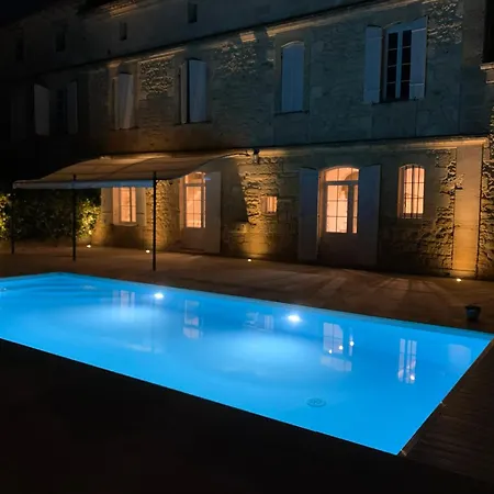 فيلة # Chateau Viticole Xvieme Avec Piscine Chauffee # 14 Personnes Bourg-sur-Gironde